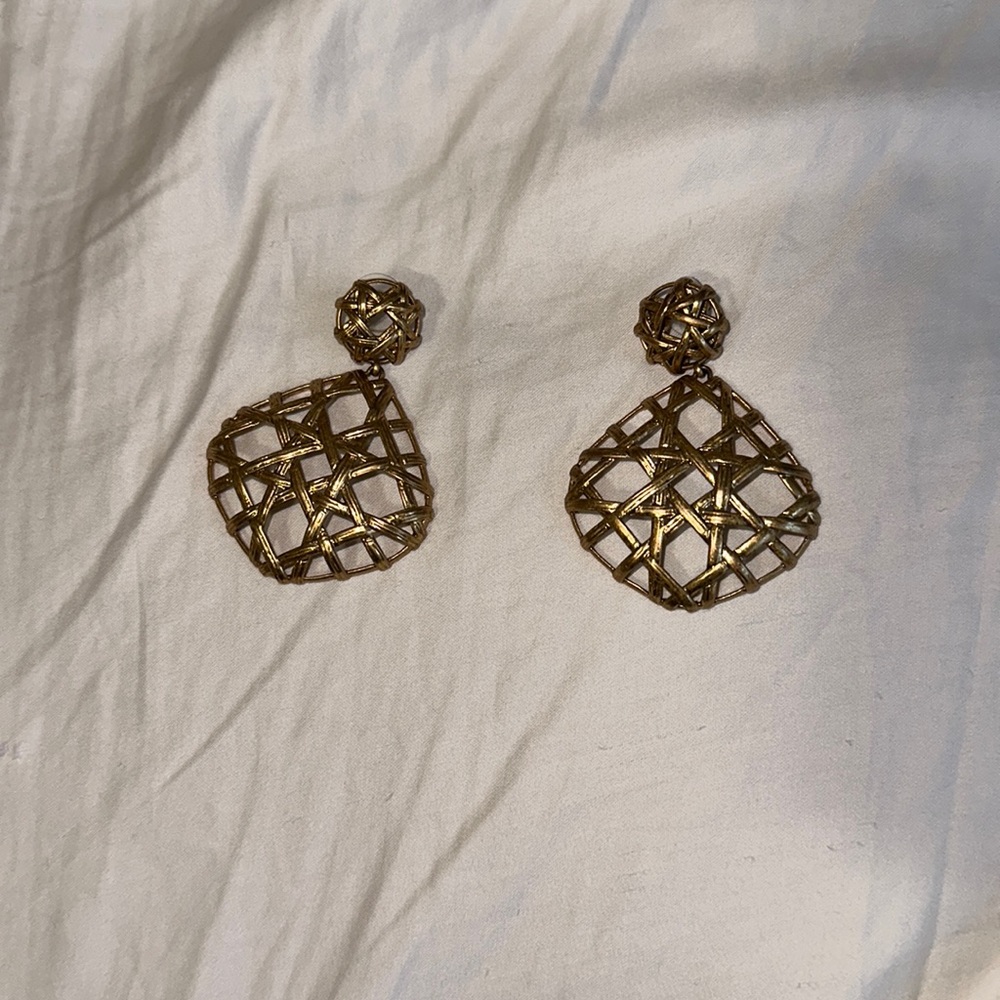 gold Kendra Scott earrings. i don’t remmeber the style